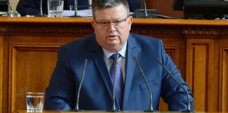 Скандал в парламента с оставката на Цацаров. Приеха ли я?